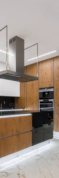 Panorama Vertical Cocina Elegante Con Suelo Mármol Detalles Madera Iluminación — Foto de Stock