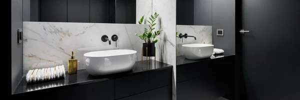 Panorama Elegante Baño Negro Con Espejo Pared Baldosas Decorativas Mármol —  Fotos de Stock