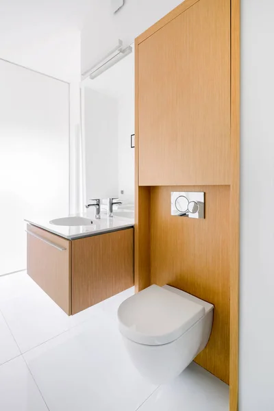 带瓷砖 白色地板和木制墙壁的白色浴室 — 图库照片