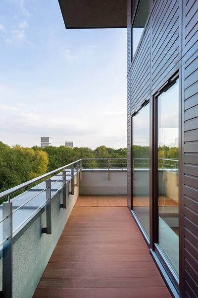 Ahşap Cephe Modern Bina Üst Katında Uzun Balkon Yeşil Orman — Stok fotoğraf