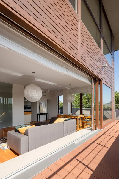 Moderno Appartamento Con Elegante Soggiorno Aperto Grande Balcone — Foto Stock