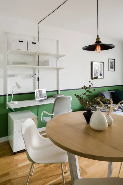 Esstisch Stilvollen Wohnzimmer Mit Entspannungs Und Arbeitsbereich — Stockfoto