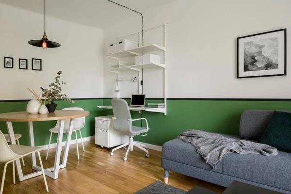 Stilvolles Wohnzimmer Wohnung Mit Grünen Wänden Und Holzboden — Stockfoto