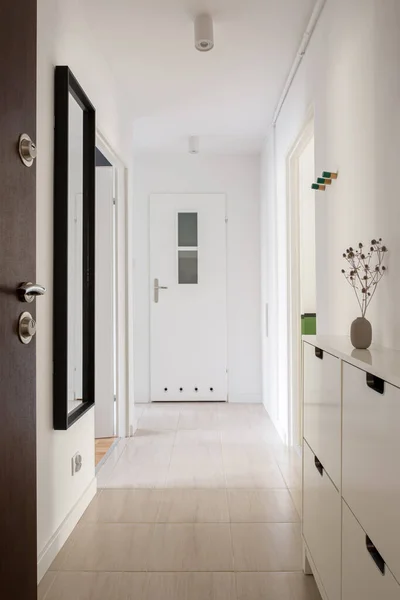 Einfacher Weißer Hausflur Mit Spiegel Und Beigen Fliesen — Stockfoto