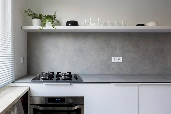 Elegante Cocina Con Encimera Gris Armarios Blancos — Foto de Stock