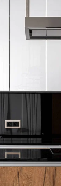 白の食器棚 黒のカウンターとバックスプラッシュ壁とエレガントなキッチンインテリアの垂直パノラマ — ストック写真