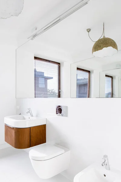 大镜子白色浴室 洗脸盆下面有抽屉的木箱 — 图库照片