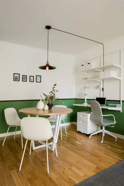 Kleine Wohnung Mit Essecke Mit Tisch Und Home Office Mit — Stockfoto