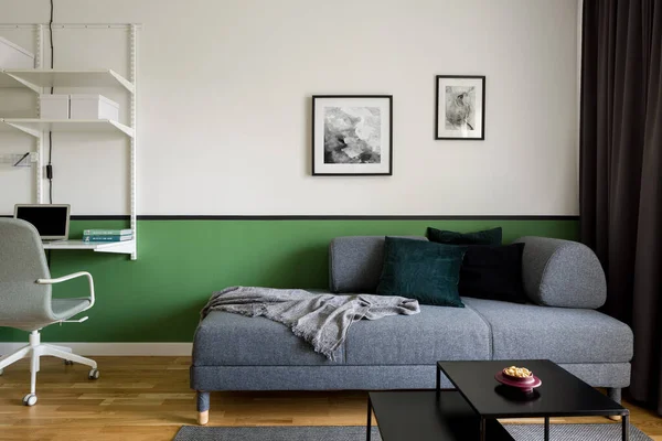 Wohnzimmer Mit Stilvollem Grauen Sofa Und Schwarzem Couchtisch Neben Schlichtem — Stockfoto