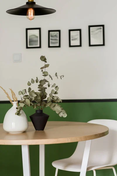 Table Manger Ronde Bois Avec Des Décorations Élégantes Sous Lampe — Photo