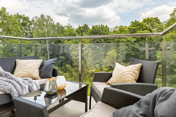 Stijlvol Balkon Met Elegant Rotan Meubilair Glazen Muren Groen Uitzicht — Stockfoto