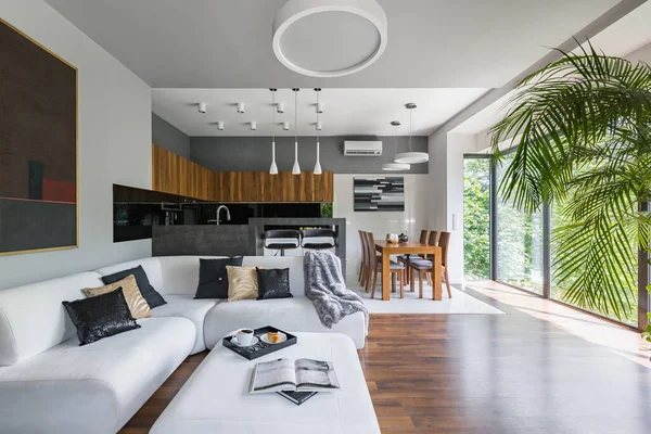 Modernes Wohnzimmer Mit Großem Weißem Ecksofa Offen Zur Küche Mit — Stockfoto