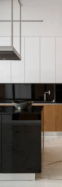 Przestronne Stylowe Wnętrze Kuchni Czarnymi Białymi Drewnianymi Meblami Pionowa Panorama — Zdjęcie stockowe