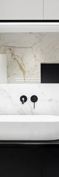 Κατακόρυφο Πανόραμα Από Λευκό Νιπτήρα Μπάνιου Μαύρη Βρύση Στο Μπάνιο — Φωτογραφία Αρχείου