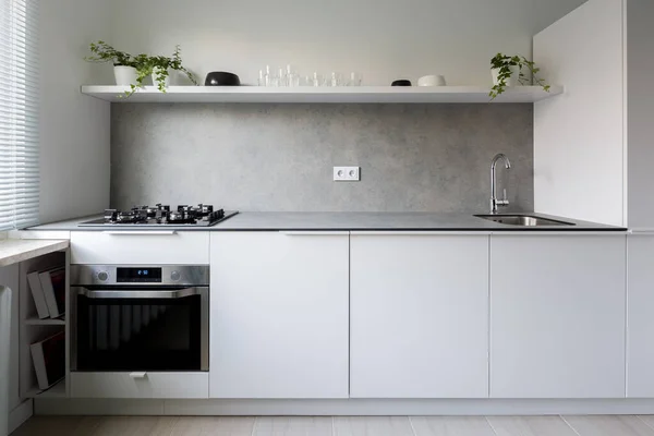 Interno Cucina Semplice Elegante Con Armadi Bianchi Piano Lavoro Grigio — Foto Stock