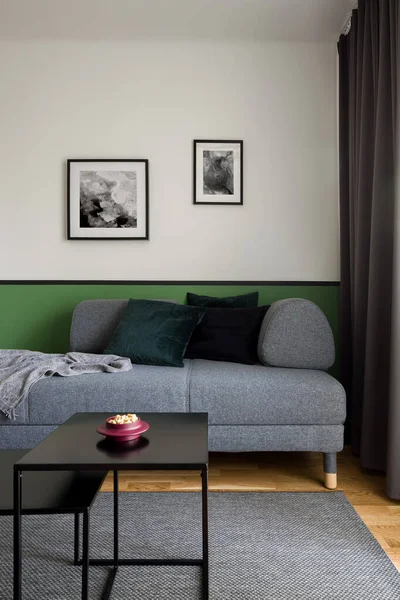 Stilvolles Und Einfaches Graues Sofa Und Zwei Schwarze Couchtische Auf — Stockfoto