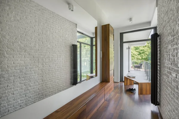 長い鏡 白いレンガの壁 木製の床と大きな窓の家の廊下 — ストック写真