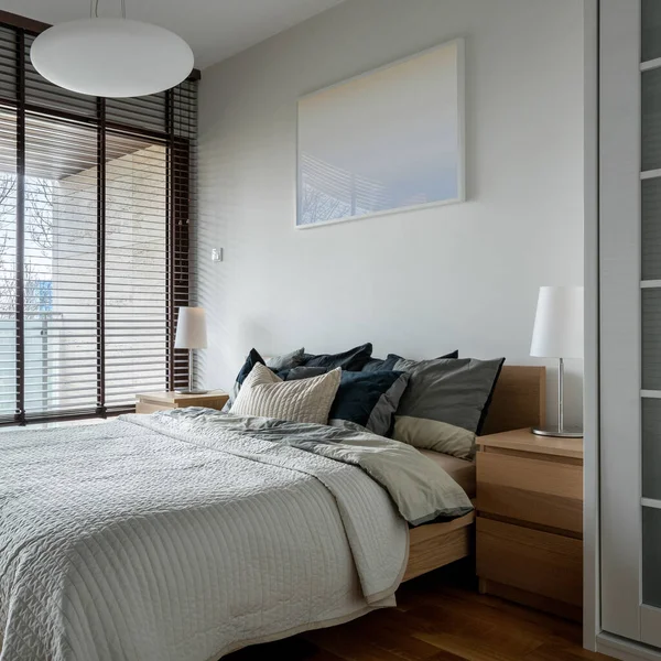 Elegante Dormitorio Con Cama Doble Cómoda Con Muchas Almohadas Gran — Foto de Stock