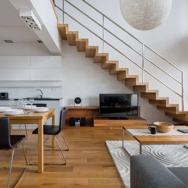 Modern Apartemen Dua Lantai Dengan Lantai Kayu Furnitur Dan Tangga — Stok Foto