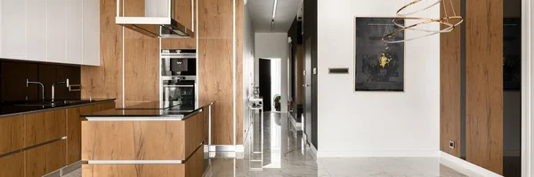 Panorama Apartamento Con Amplia Cocina Blanco Negro Con Elementos Madera — Foto de Stock