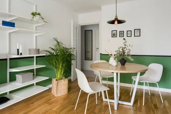 Wohnzimmer Mit Weißen Und Grünen Wänden Und Holzesstisch — Stockfoto