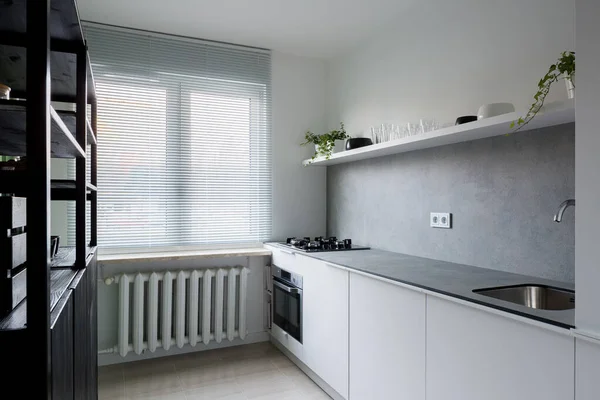 Moderne Küche Weiß Und Grau Mit Dunklem Vintage Sideboard Und — Stockfoto