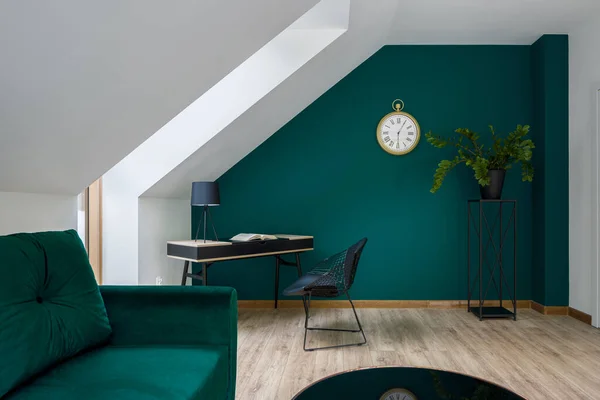 Mansardenwohnzimmer Mit Stilvollem Smaragdfarbenem Sofa Und Wand Und Holzboden — Stockfoto