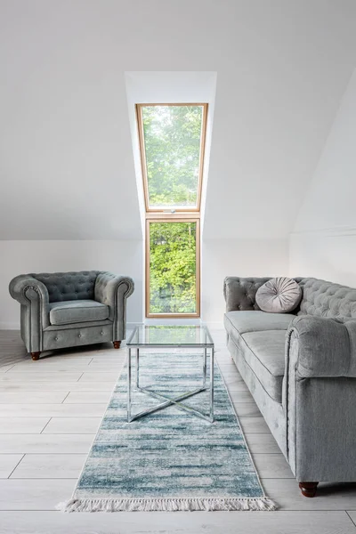 Glamour Stil Dachboden Kleines Wohnzimmer Mit Grauen Gesteppten Sofa Und — Stockfoto