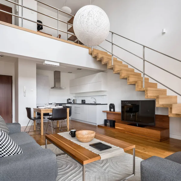 Appartement Moderne Deux Étages Avec Escalier Bois Salon Avec Télévision — Photo