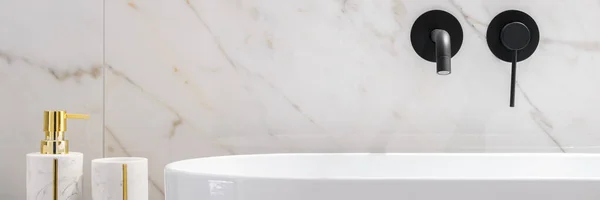 Panorama Elegante Lavabo Baño Blanco Con Grifo Negro Con Estilo —  Fotos de Stock