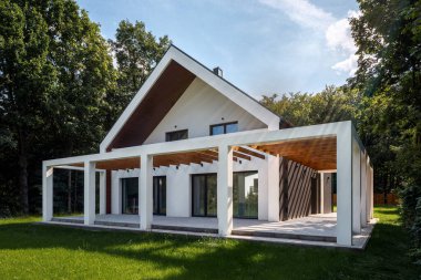 Modern tasarım teras tavanı, büyük bahçesi ve dış görünüşü olan zarif bir aile evi.