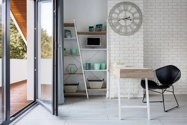 Stilvolles Zimmer Mit Homeoffice Und Mit Weißer Ziegelwand Und Balkon — Stockfoto