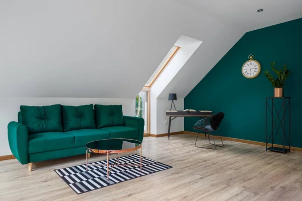 Mansardenwohnzimmer Mit Smaragdfarbener Wand Und Sofa Goldenem Couchtisch Und Einfachem — Stockfoto