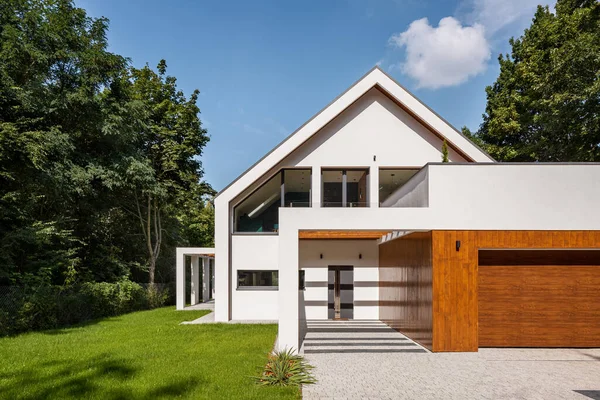 Modern Vormgegeven Wit Huis Met Grote Tuin Garage Buitenaanzicht — Stockfoto