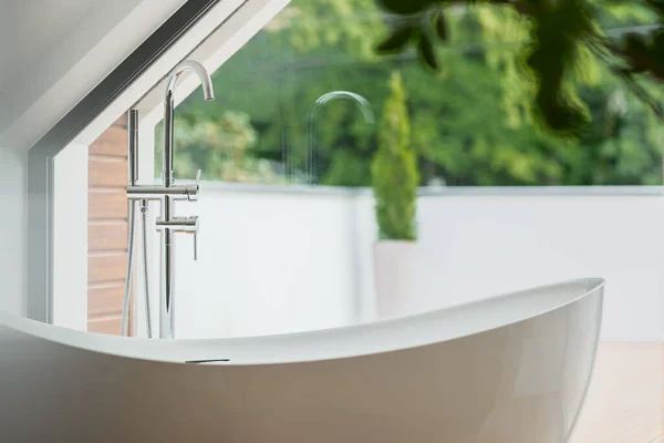 Bañera Elegante Con Grifo Elegante Baño Ático Con Ventana Grande —  Fotos de Stock