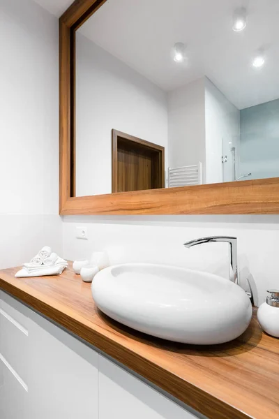 精致的浴室 有时尚的椭圆形洗脸盆 木制梳妆台上有现代水龙头 有白色抽屉 — 图库照片