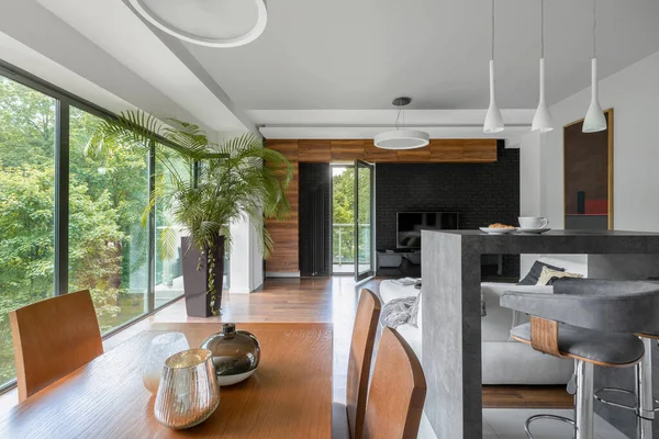 Holz Esstisch Mit Stühlen Eleganten Wohnzimmer Mit Fensterwand Und Balkon — Stockfoto
