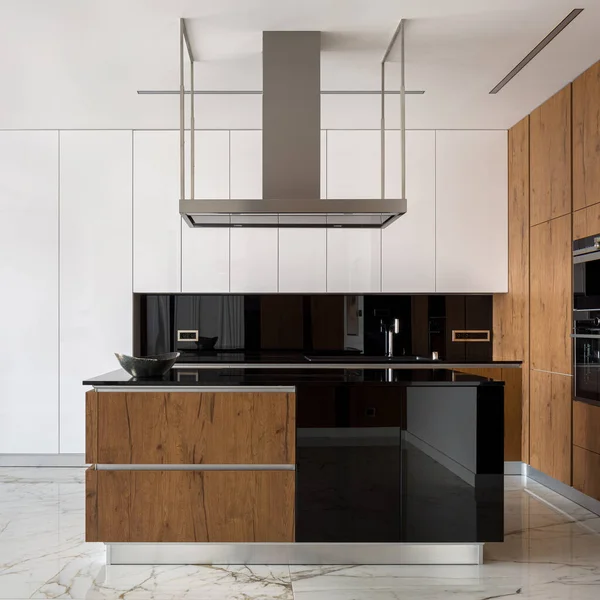 Elegante Cocina Con Muebles Madera Blanco Negro Baldosas Mármol — Foto de Stock