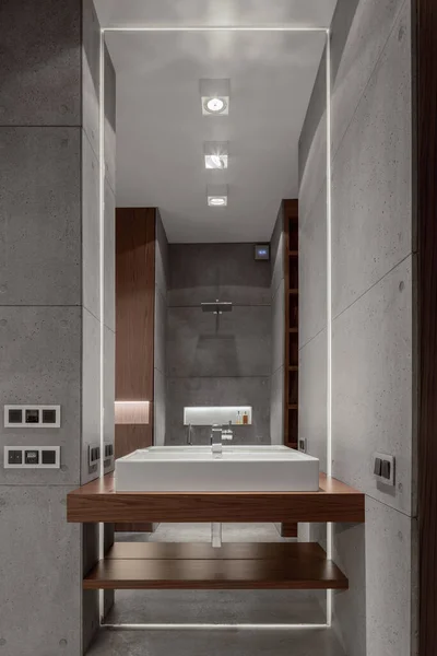 Moderní Koupelna Betonovými Obklady Velké Zrcadlo Led Světlem Dřevěné Prvky — Stock fotografie