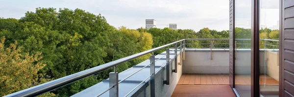 Панорама Элегантного Здания Стильным Балконом Удивительным Видом Зеленые Деревья — стоковое фото