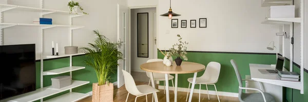 Панорама Прекрасного Дизайну Невеликої Житлової Кімнати Житловим Офісом Обідній Стіл — стокове фото