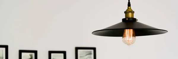 産業スタイルのパノラマ 黒いランプがオンに切り替え 白い壁に黒い額の写真と部屋に — ストック写真