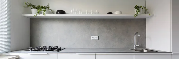 Panorama Cocina Elegante Con Armarios Blancos Encimera Gris Pared Posterior — Foto de Stock