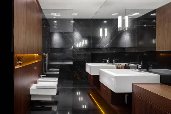 Banheiro Projetado Com Chuveiro Telhas Mármore Chão Parede Detalhes Madeira — Fotografia de Stock