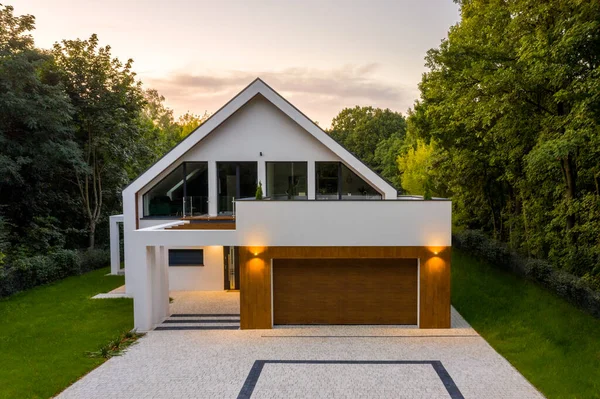 Elegantes Haus Mit Balkon Garage Gepflasterter Auffahrt Grünem Rasen Und — Stockfoto