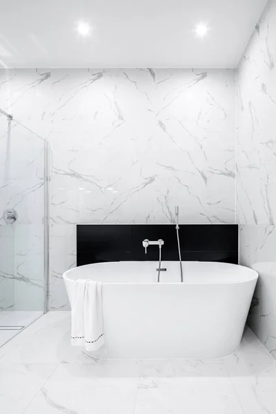 浴室里奢华的椭圆形浴缸 地上和墙上都有白色的大理石瓷砖 — 图库照片
