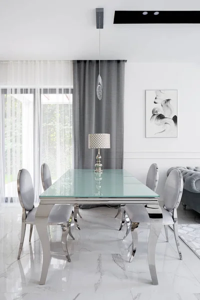 Vidro Estilo Luxuoso Mesa Jantar Com Cadeiras Prata Cinza Quarto — Fotografia de Stock