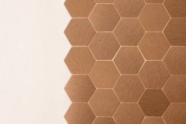 Modern bakır, altıgen kiremitler ve basit beyaz duvar üzerine yakın çekim