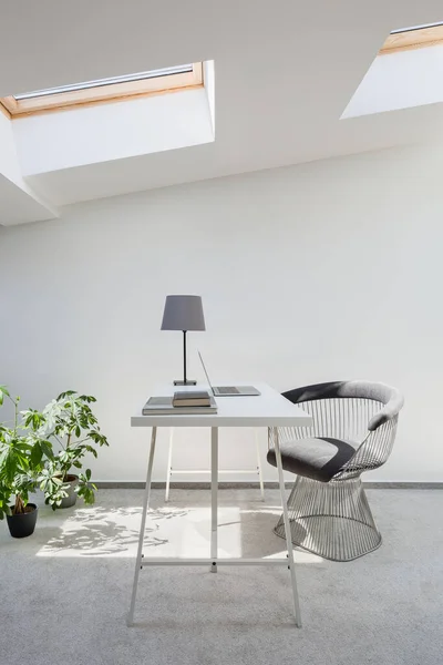 Tavan Arasında Beyaz Masa Şık Sandalyeli Basit Bir Ofis — Stok fotoğraf