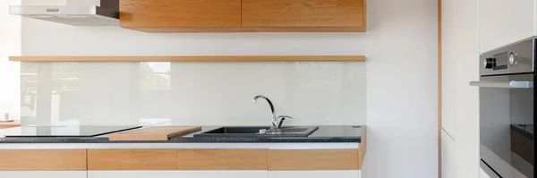 Kücheneinrichtung Mit Holzmöbeln Und Schränken Und Weißen Wandfliesen Panorama — Stockfoto